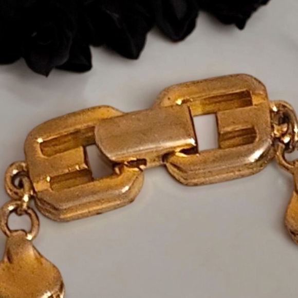 1980s Vintage Givenchy Gold Plated Double G Clasp Herringbone Chain - Picture 4 of 13